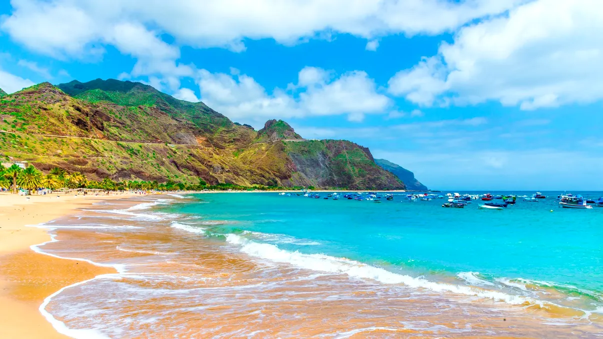 Destinația superbă din Europa unde poți scăpa de caniculă. Temperaturile nu depășesc 24 de grade și în plus poți avea o experiență unică, înotul cu delfinii