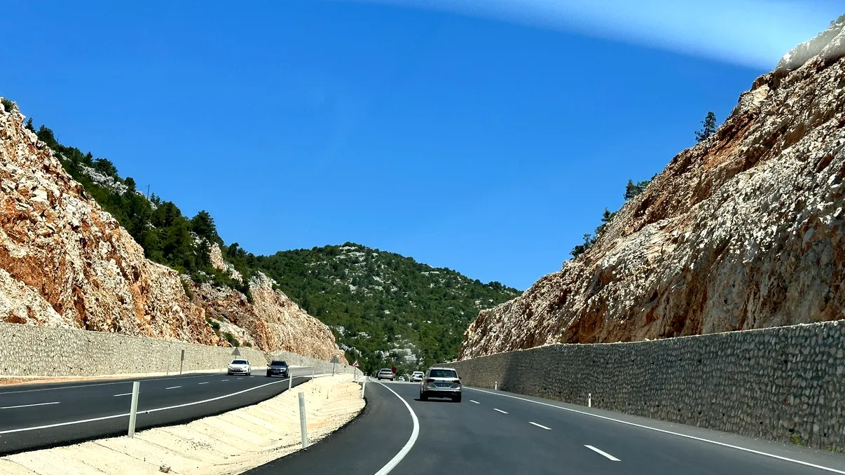 5 destinații superbe pentru românii care s-au săturat de concediul în Grecia sau Turcia. Plaje superbe și orașe de vis