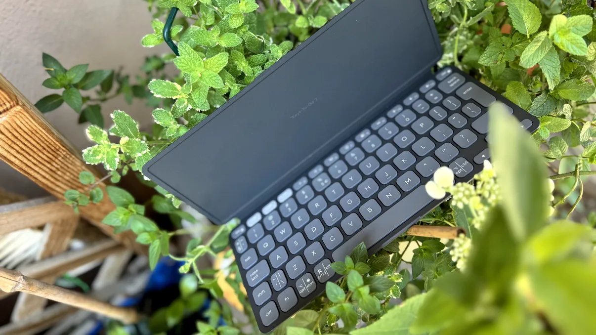 Logitech Keys-To-Go 2 - tastatura perfectă pentru productivitate în deplasare. Așa devii mai eficient pe laptop, desktop, telefon, tabletă sau TV