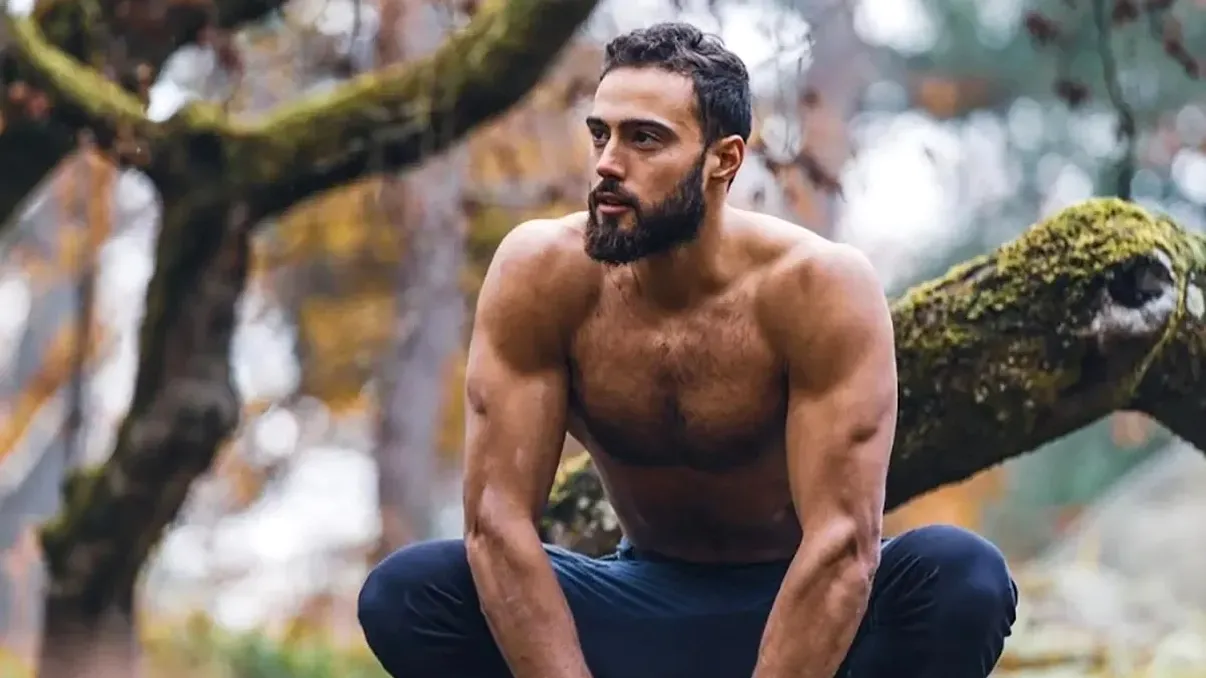 Acesta este Tarzan din viața reală: Atletul de parkour care se cațără prin copaci de 60 de metri în câteva secunde