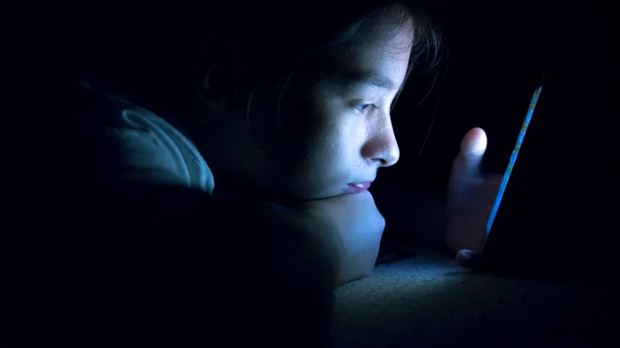 Lumina albastră de la telefonul tău mobil ar putea afecta pielea, arată ultimele cercetări