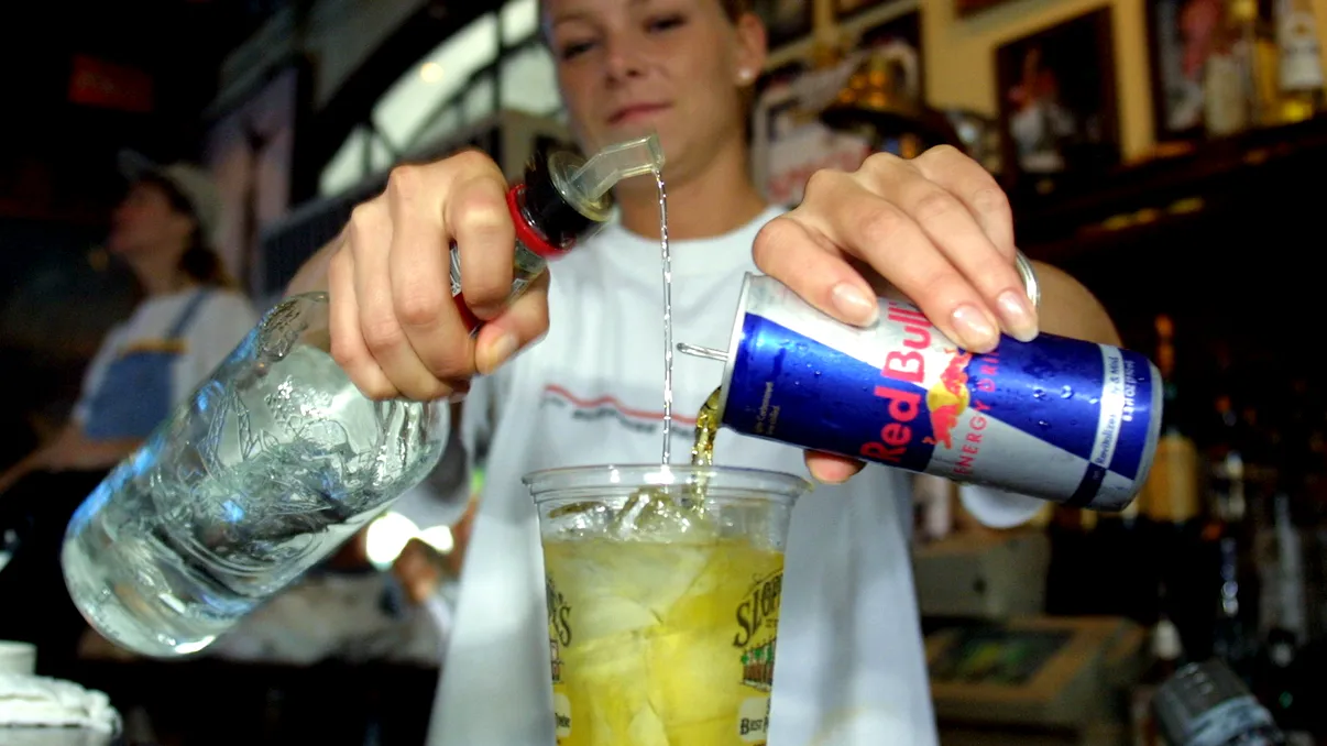 Ce se-ntâmplă dacă amesteci alcool cu băuturi energizante: Afectează creierul, conform cercetătorilor