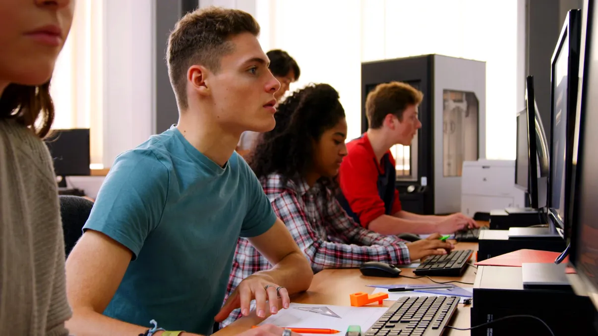 Elevii și studenții din România pot primi 200 de euro pentru achiziționarea de calculatoare noi: Ce este programul Euro 200 și cum funcționează