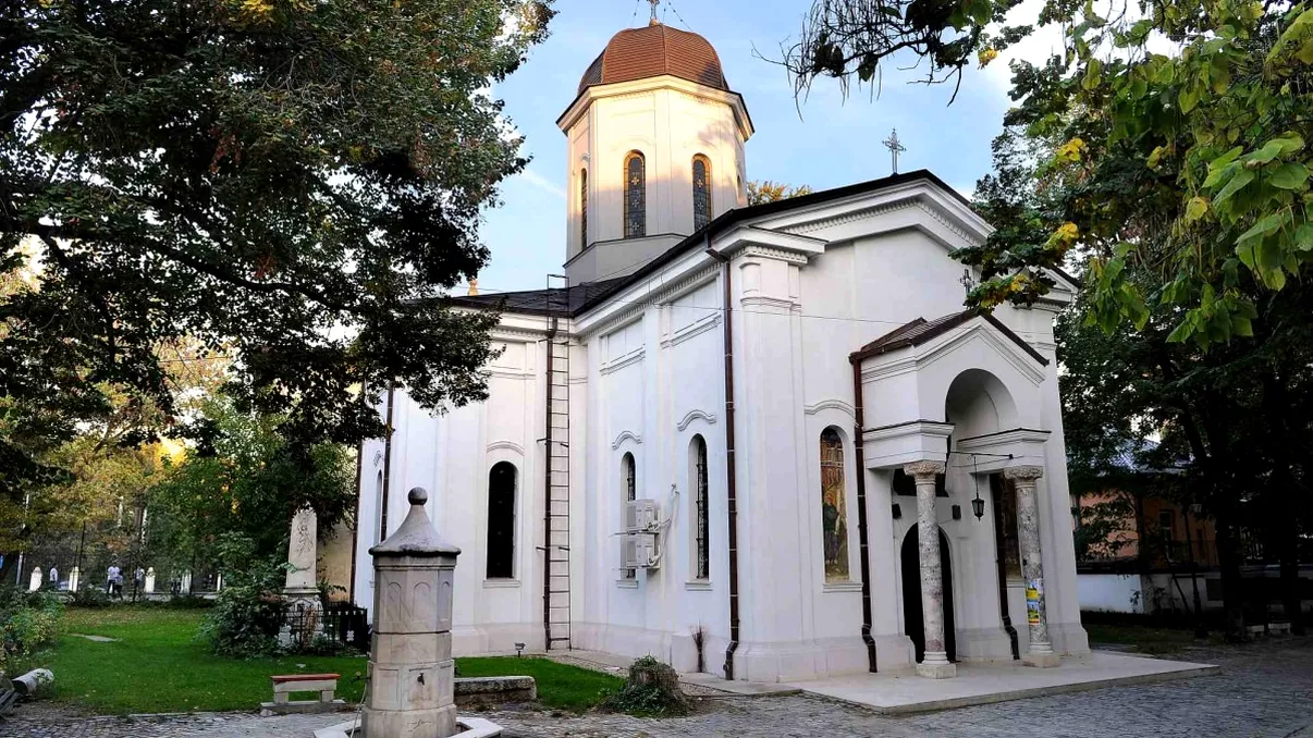 Descoperire istorică în centrul Capitalei: Un sicriu de zinc vechi, găsit în curtea Bisericii Izvorul Tămăduirii „Mavrogheni”