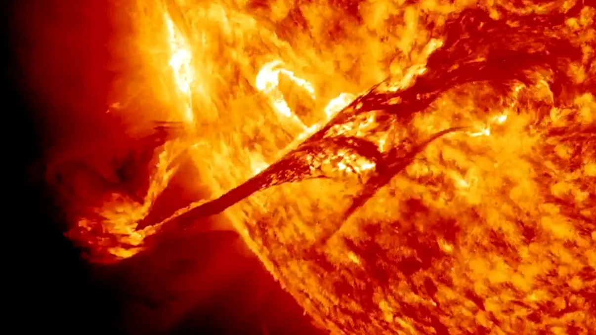Furtună solară masivă deschide o cale magnetică rară între Soare și Pământ, declanșând un fenomen cosmic spectaculos de 2 ore