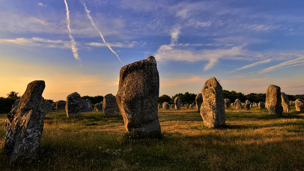 Legenda faimoaselor stânci din Carnac. Vrăjitorul Merlin i-ar fi blestemat pe soldații romani, transformându-i în piatră