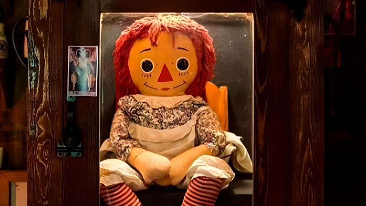 Păpușa demon Annabelle chiar există. Unde se află acum și cine păzește jucăria care a speriat generații întregi de cinefili