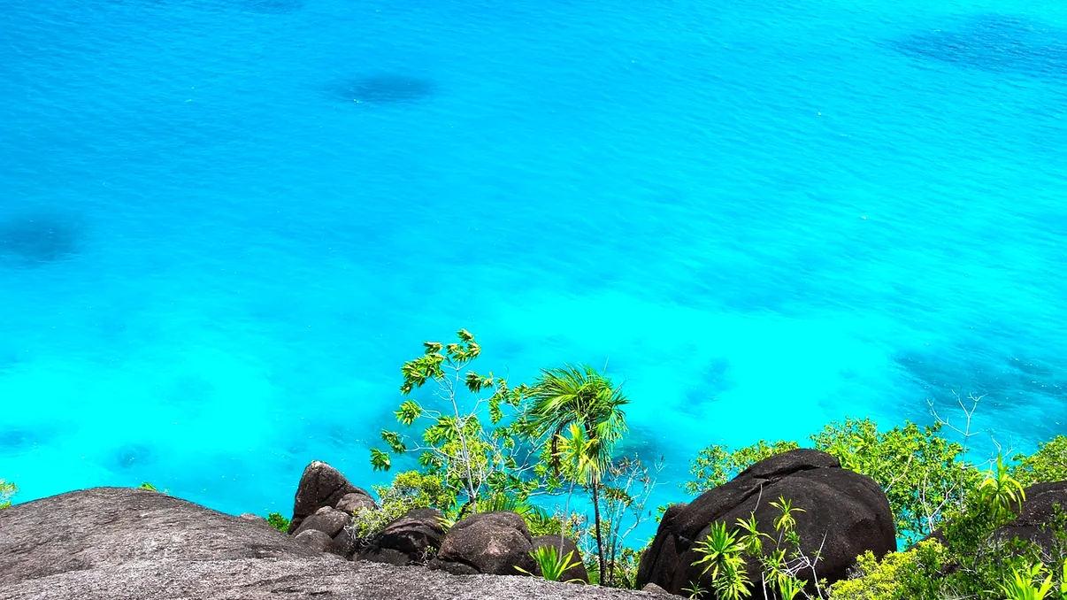 Peisajul natural cu ape cristaline care te face să te simți în Maldive, fără să fi plecat din România. E un colț rupt din Rai