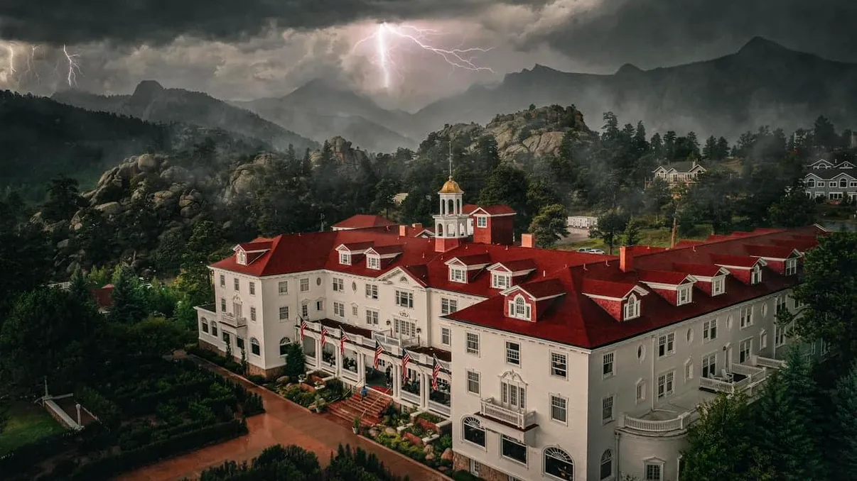 Povestea hotelului bântuit care a inspirat cartea The Shining. Coșmarul trăit de autorul Stephen King în camera 217