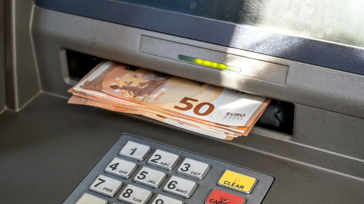 Cum îți sunt furați banii direct din bancomat: Ce este metoda „Cash Trapping”, la ce să fii atent cu banii tăi