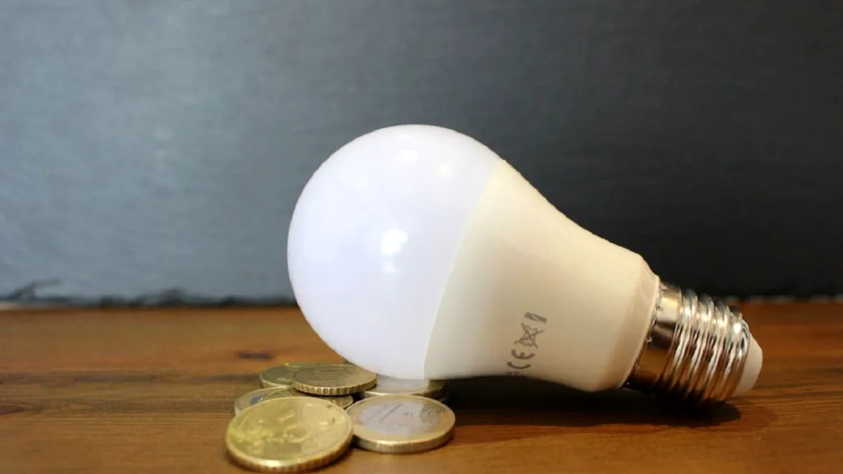 Cum faci economie la energie. Cinci soluții care să rămâi cu mai mulți bani în buzunar după ce ai plătit factura la curent