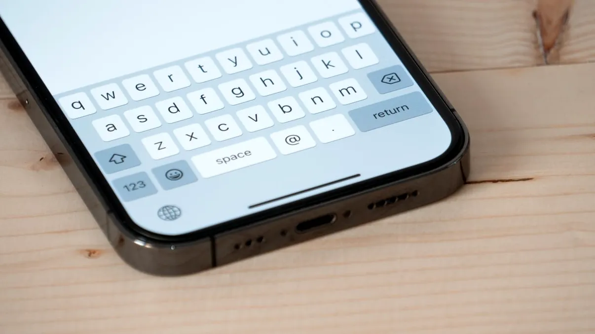 Un nou bug în iOS: Patru caractere care îți pot bloca iPhone-ul