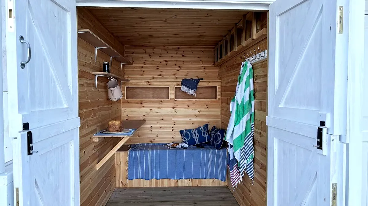 O cabană minusculă pe plajă, fără electricitate și apă curentă, scoasă la vânzare pentru peste 80.000 de euro
