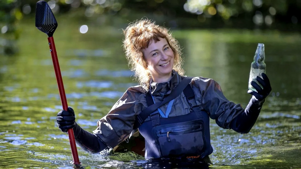 Descoperire remarcabilă: O femeie găsește o sabie de 200 de ani în albia unui râu. Ce mistere ascunde