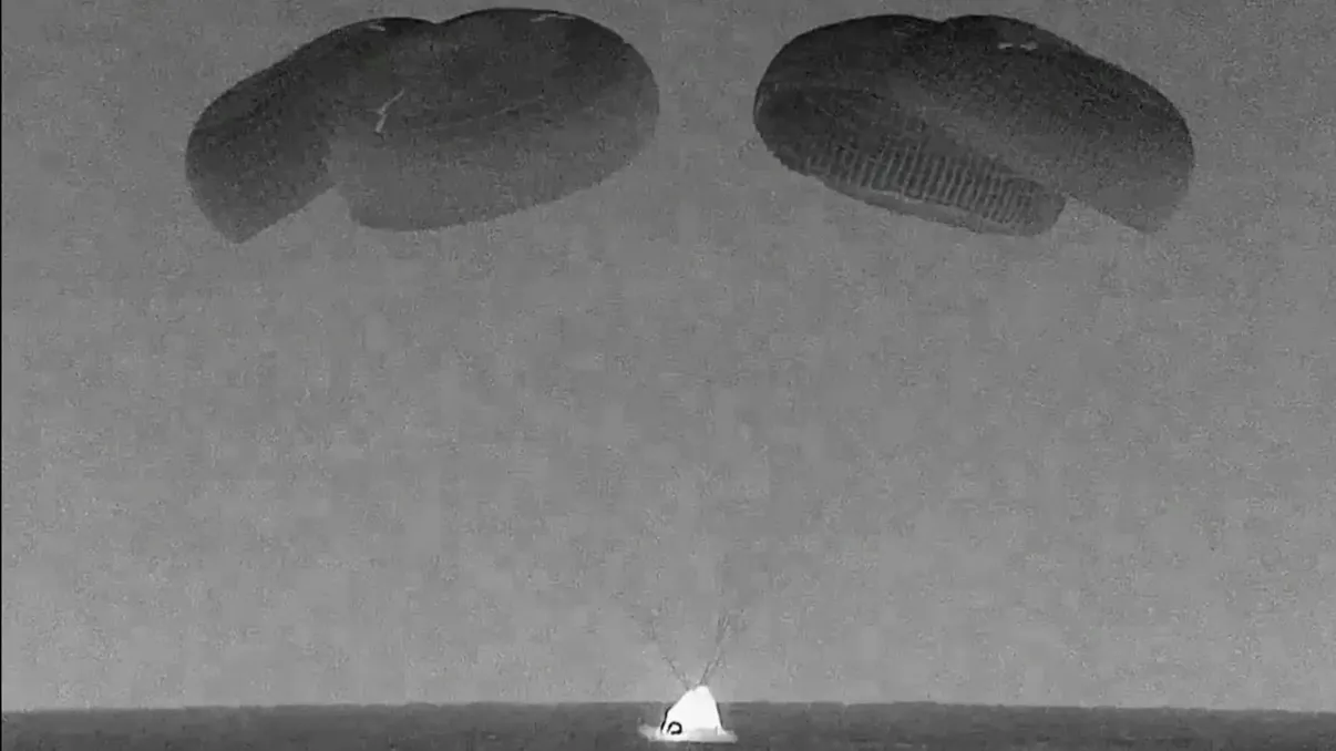 Capsula SpaceX a revenit pe Pământ după o misiune istorică, cu prima plimbare spațială a unor astronauți civili