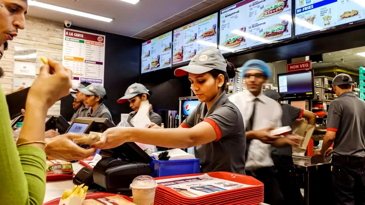 Un bărbat a muncit 27 de ani fără nicio zi liberă la un fast-food și a primit 400.000 de dolari. Ce a făcut cu banii