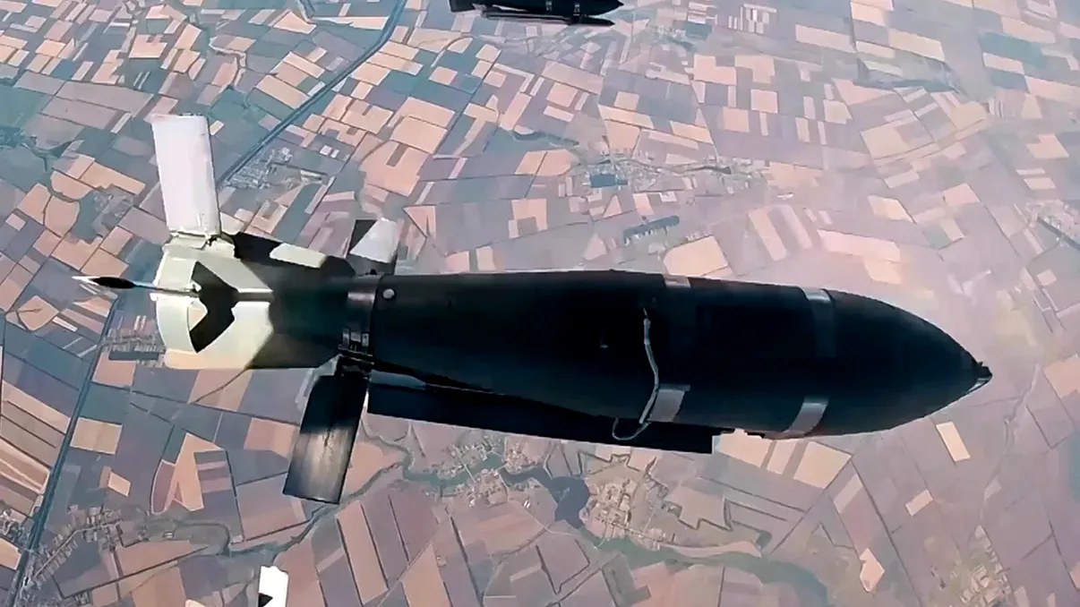 Imagini din satelit arată un depozit rusesc spulberat la propriu de un atac ucrainean. Momentul impactului a declanșat un cutremur