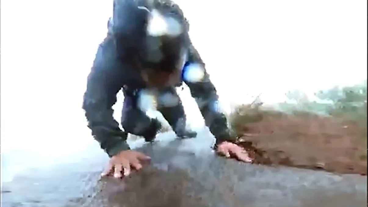 VIDEO: Momentul când un turist supraviețuiește unei căderi de pe o stâncă de 50 de metri