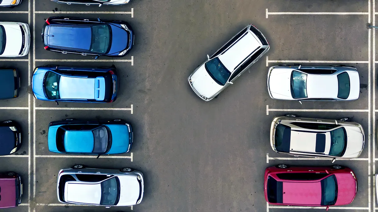 Șoferii cu mașini pe benzină și motorină, sfătuiți să parcheze cu spatele. De ce sunt îndemnați conducătorii auto din Anglia să facă această manevră