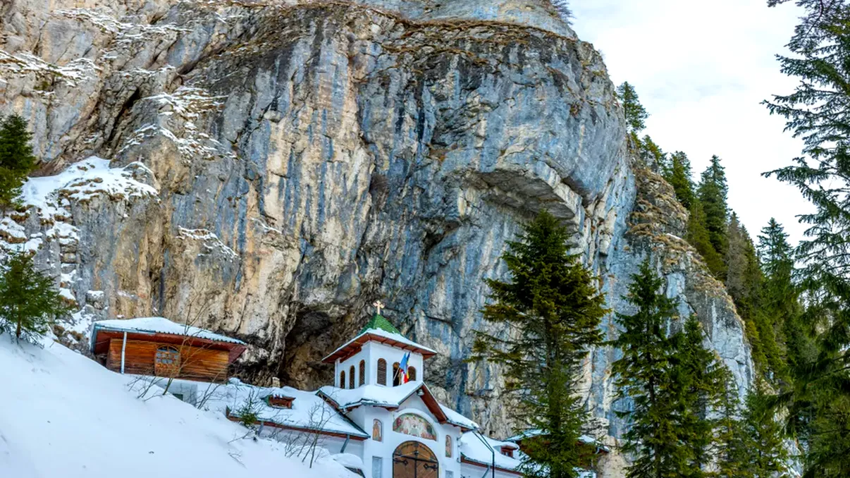 Peștera misterelor, locul din România unde timpul s-a oprit. Legenda spune că ascunde comori nepământene