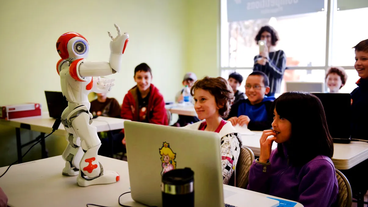 Școala în care locul profesorilor va fi luat de AI. Cum se vor desfășura orele predate de inteligența artificială