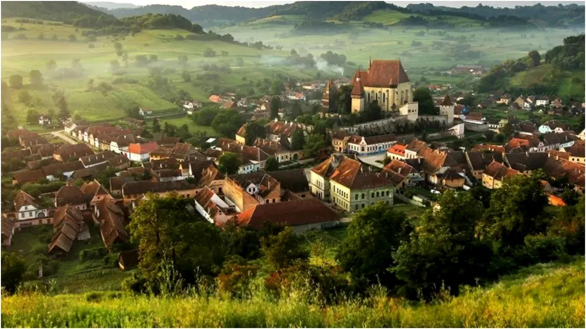 Orășenii lasă viața scăldată în bani pentru acest sat din inima României. S-au îndrăgostit de priveliști și oameni