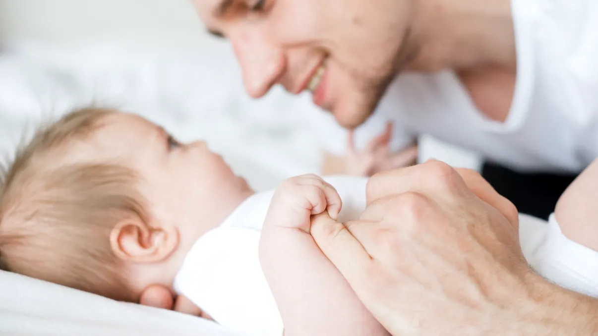 Tații își pot recunoaște copiii după mirosul lor corporal, arată cel mai recent studiu