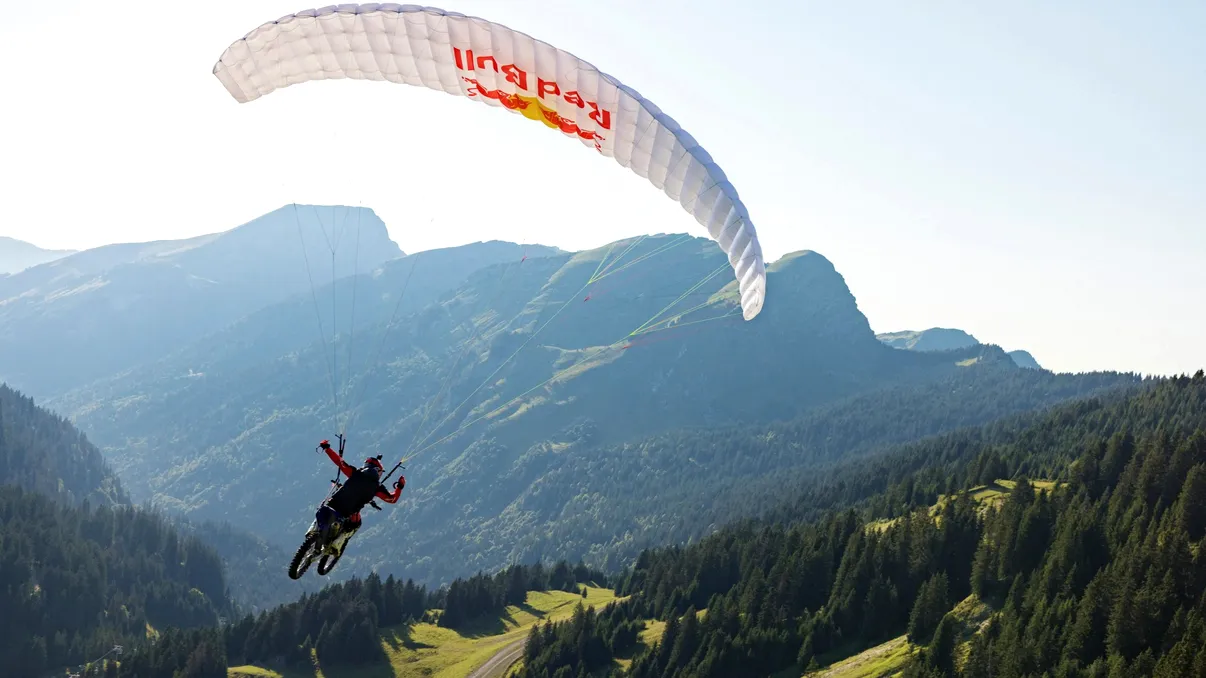 Cascadorie spectaculoasă: Un motociclist cu parapanta traversează Alpii în prima manevră mondială „Ride & Fly” VIDEO