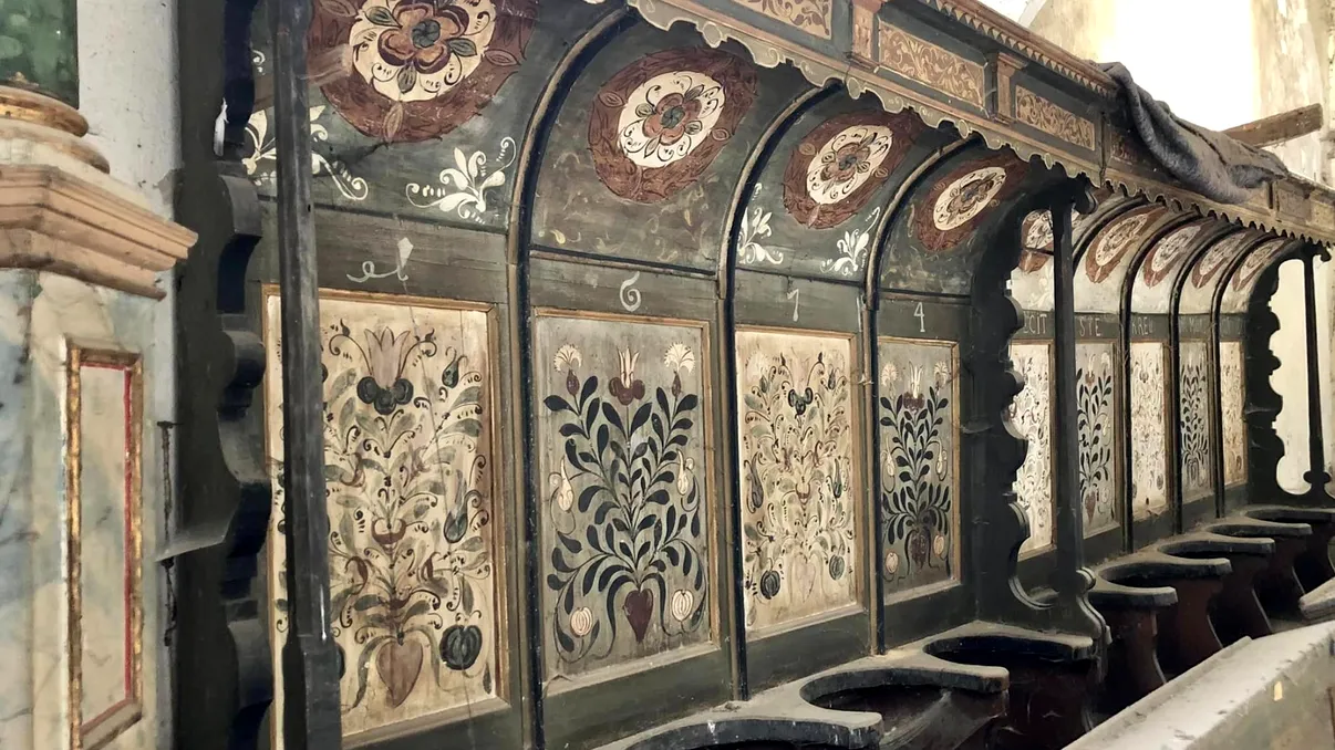 Comoara de la Teaca: Bănci pictate de meșterii sași, în anul 1611