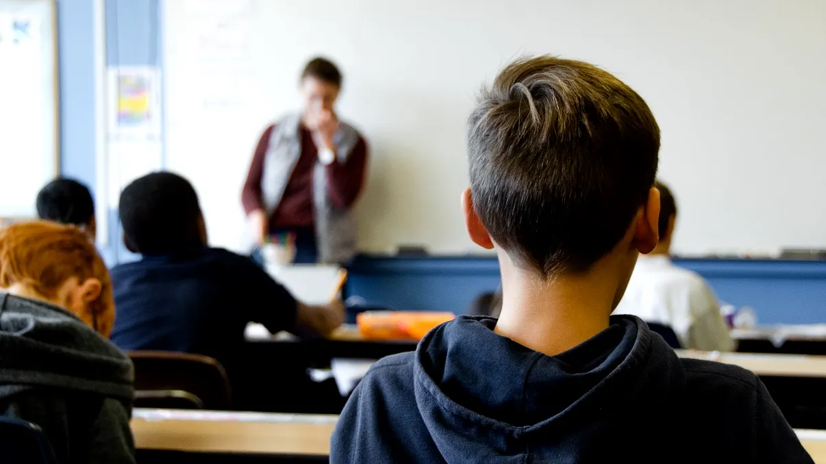 Elevii din școlile românești rămân fără telefoane mobile toată ziua, nu doar în ore. Anunțul de la Ministerul Educației despre smartphone în pauză