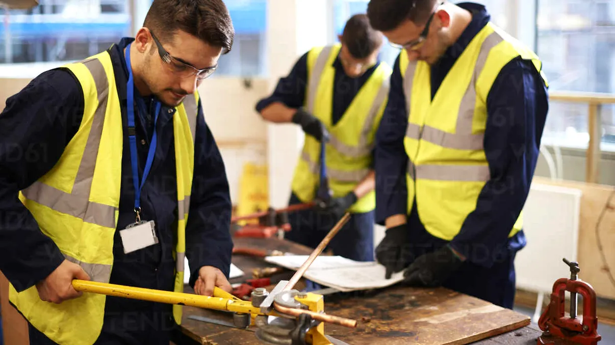 Niciodată nu au lucrat mai mulți oameni în România, recordul absolut. Câți plătesc pensiile, ajutorul de șomaj și serviciile sociale