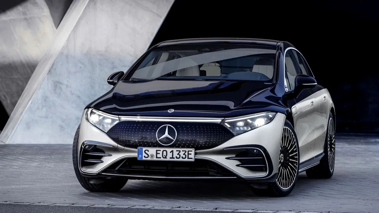 Mercedes Benz face o rechemare masivă de mașini în service. Aproape 30.000 de autoturisme de lux din ultimii ani au riscuri majore