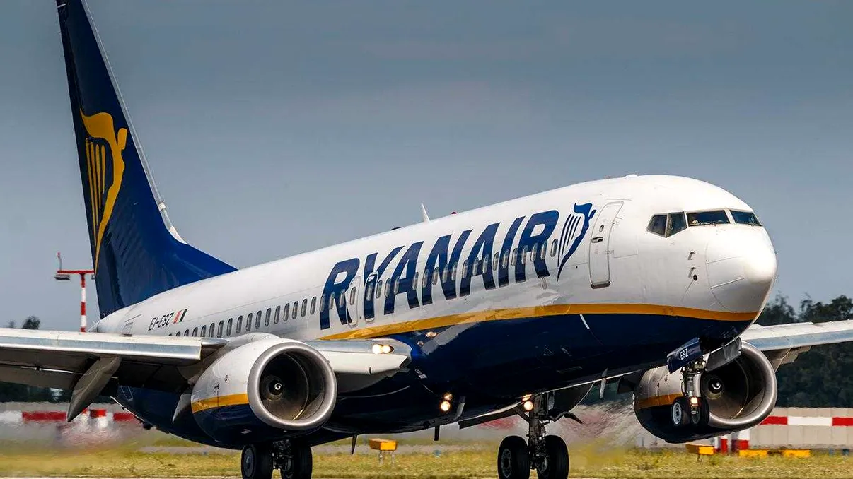 Decizia ciudată a Ryanair care supără turiștii. De ce nu mai ai voie să vii cu sticle de apă în avion
