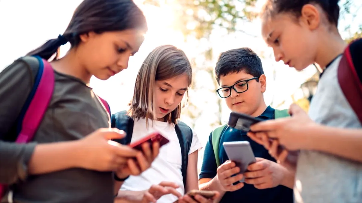 Soluția găsită de o școală din Iași pentru interzicerea telefoanelor mobile în timpul orelor