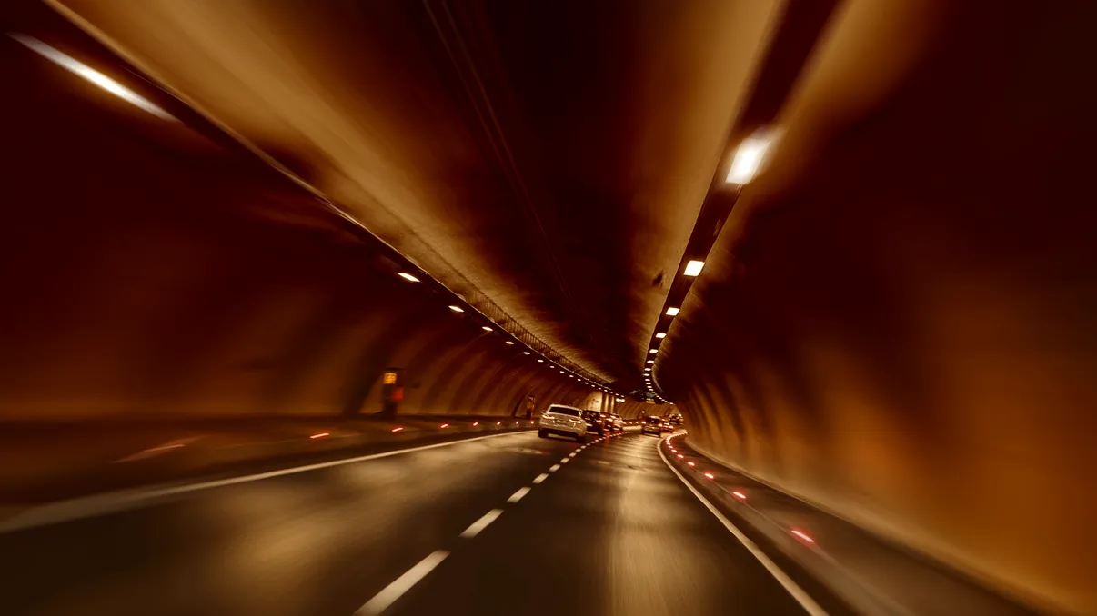 Cel mai lung tunel rutier din România, de 900 de metri, a fost construit cu prețul vieților a mai multor oameni