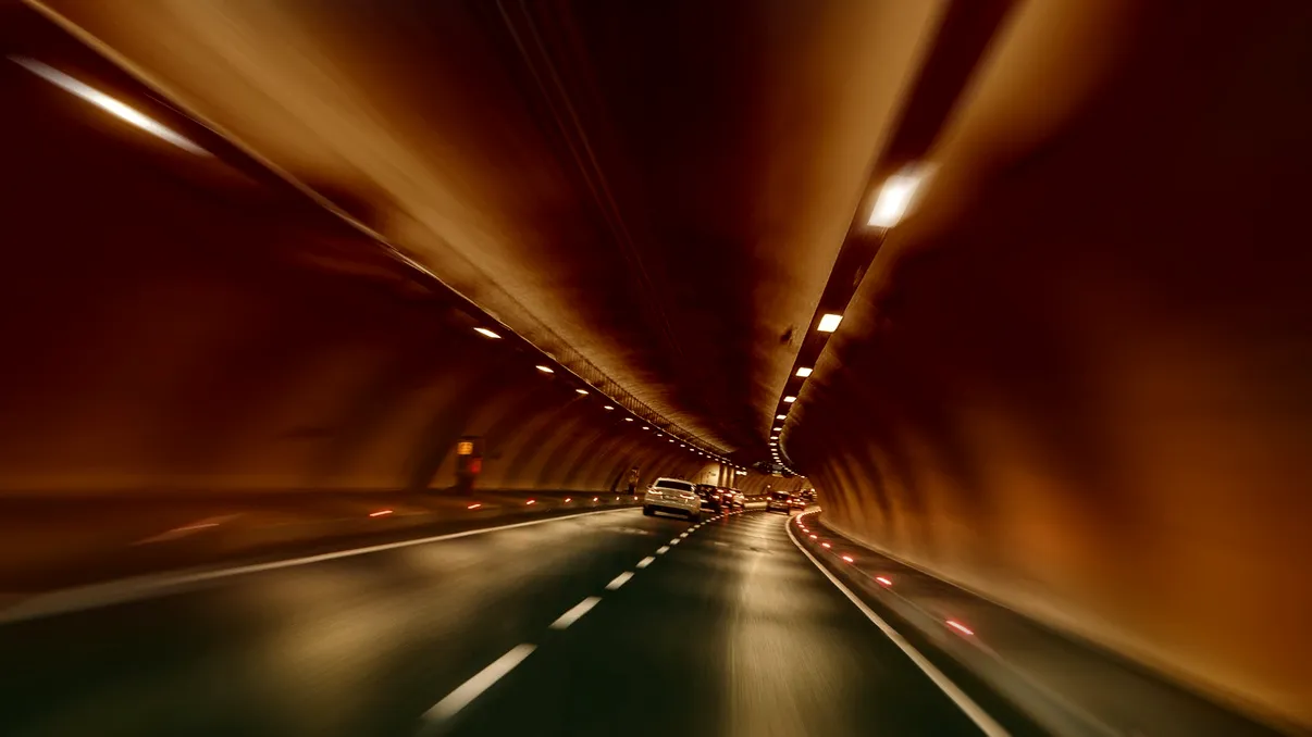 Cel mai lung tunel rutier din România, de 900 de metri, a fost construit cu prețul vieților omenești și al sacrificiilor imense