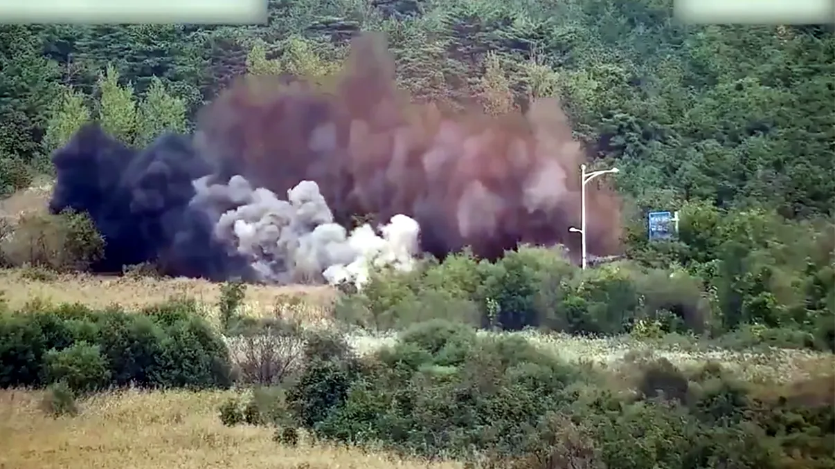 VIDEO cu momentul în care Coreea de Nord aruncă în aer o șosea de acces către Coreea de Sud: începutul sfârșitului oricărei legături cu „țara soră”