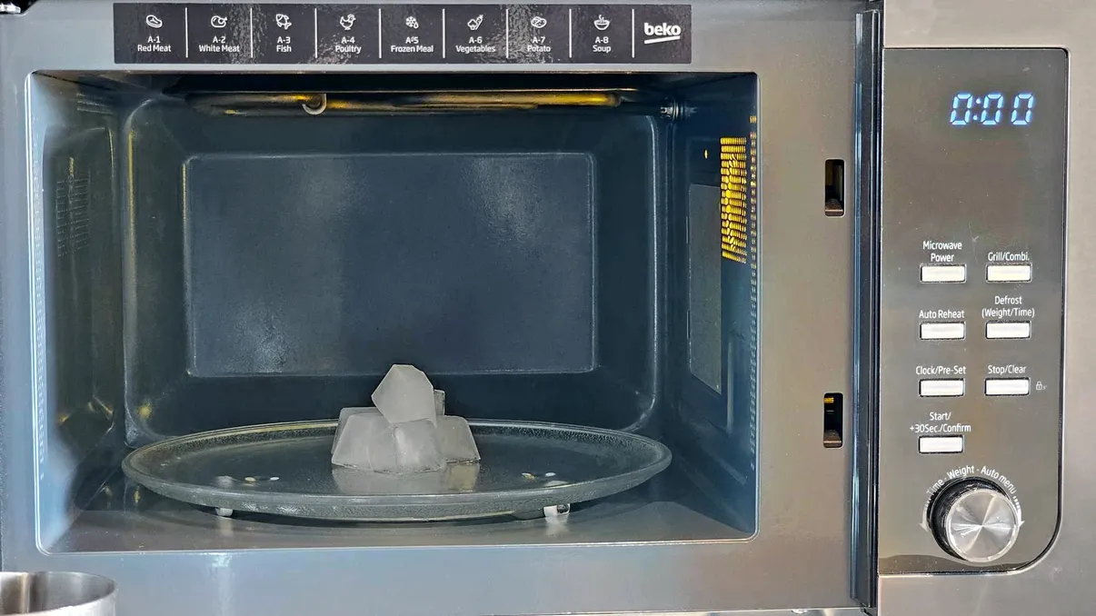 Ce se întâmplă dacă pui gheață în cuptorul cu microunde. Fenomenul ciudat care are loc