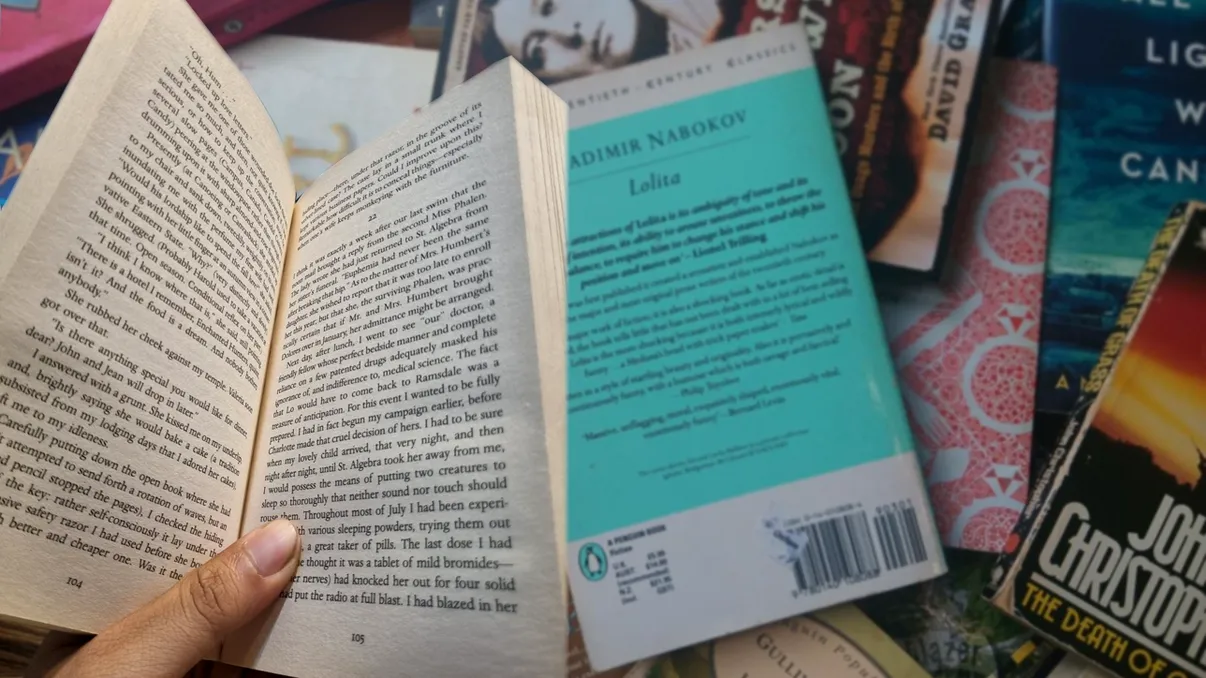 Mesajul șocant scris de mână, descoperit de o femeie într-o carte veche a celebrului scriitor Vladimir Nabokov