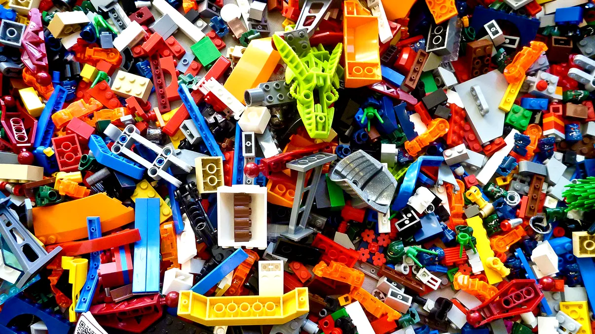 Oraș Lego construit în subsolul unui bărbat face senzație pe internet: „Aș da orice să mă mut în el”