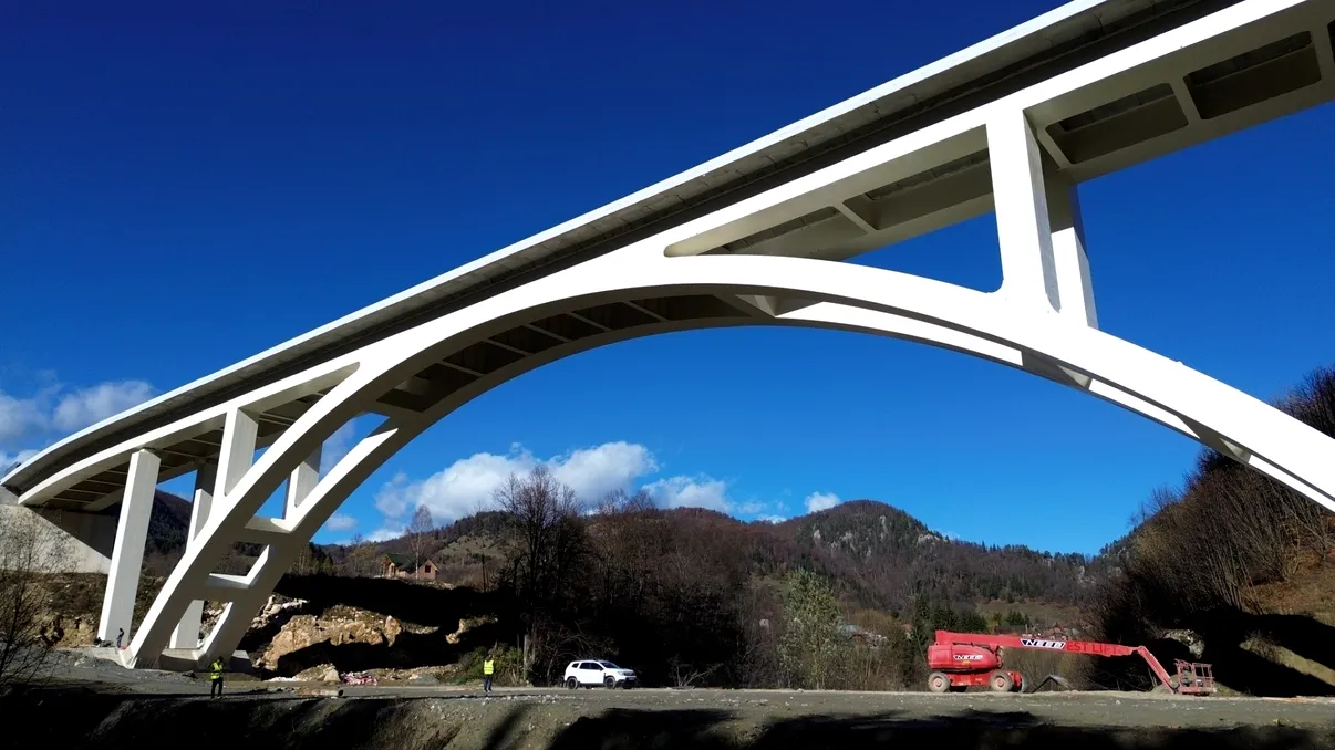 Cel mai lung pod în arc din România, întins pe un decor de poveste. Îl găsești în centrul țării