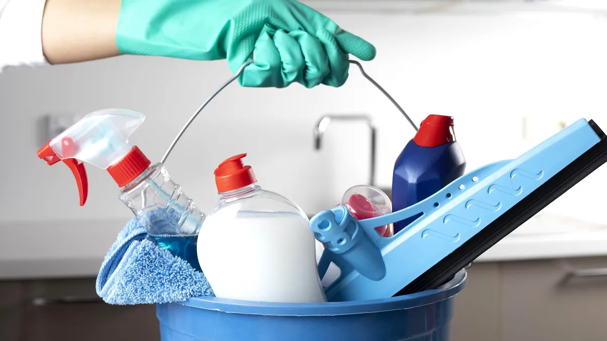 Produsele de curățenie conțin substanțe ce pot afecta sănătatea: cât de sigure sunt și la ce riscuri te expui