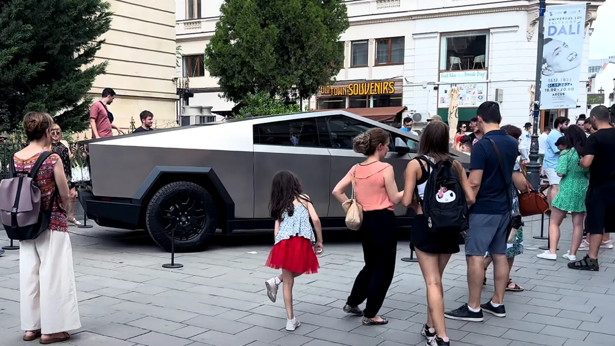 Primul român cu Tesla Cybertruck: Ce a făcut imediat după ce a adus-o cu avionul în România și de ce nu o poate conduce oricine