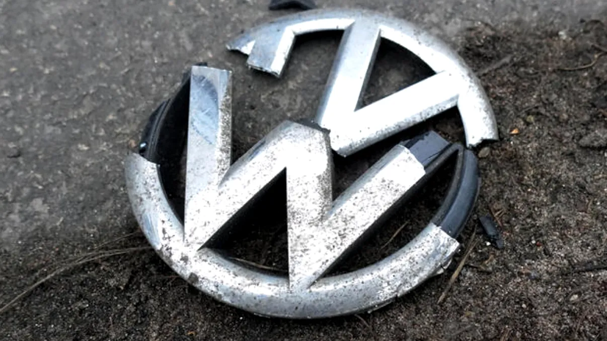 Volkswagen pe butuci: cel puțin trei fabrici închise și mii de concedieri anunțate în Germania