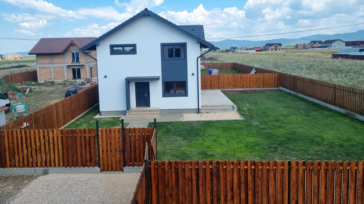 Obligatoriu pentru toți românii care stau la curte, legea e clară. Riști amendă și demolarea, dacă nu ești atent