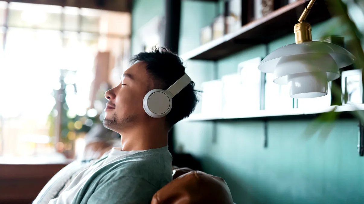 Peste un miliard de persoane riscă să își piardă auzul din cauza căștilor