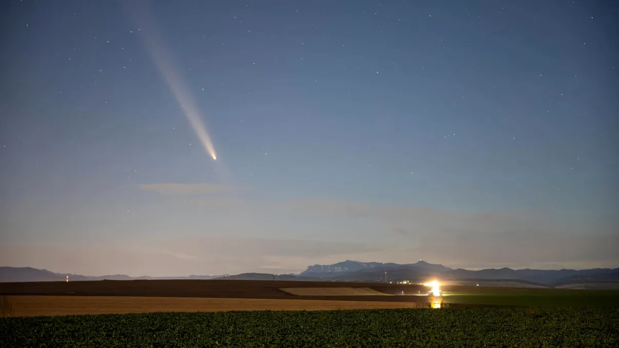 Un român a surprins peste Ceahlău cometa care poate fi văzută o dată la zeci de mii de ani