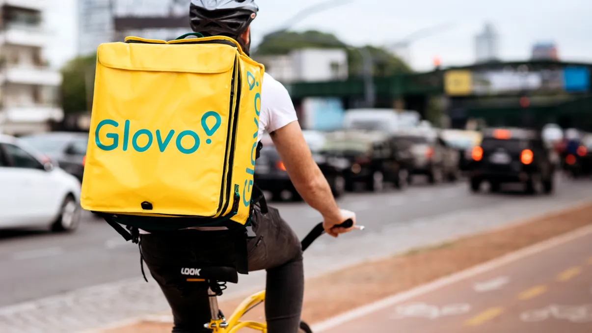 Lege nouă pentru curierii și șoferii de ride-sharing: Ce se-ntâmplă cu cei care fac Glovo, Uber, Bolt în România