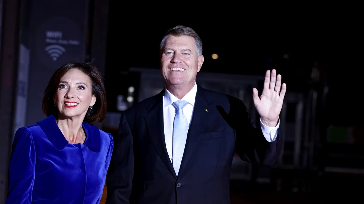 Ce salariu ar avea Carmen Iohannis: Soția președintelui e profesoară la un liceu din Sibiu. Are spor de 10% pentru activitatea de dirigenție