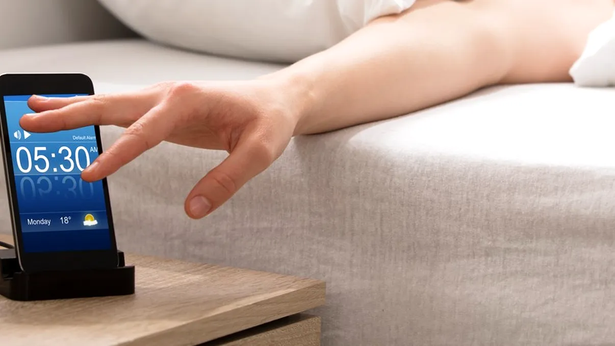 Cum îți poate deregla viața funcția snooze de la alarma telefonului. Efectele nocive pe care le-ar putea avea asupra creierului
